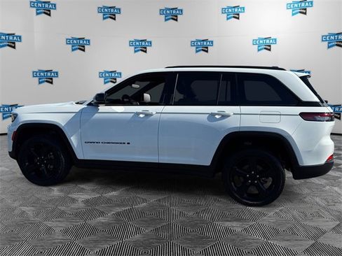 Certified 2023 Jeep Grand Cherokee Altitude image 3