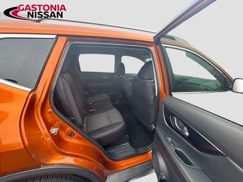 Used 2018 Nissan Rogue SV w/ Premium Package image 35