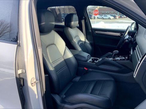 Used 2022 Porsche Cayenne Platinum Edition image 7