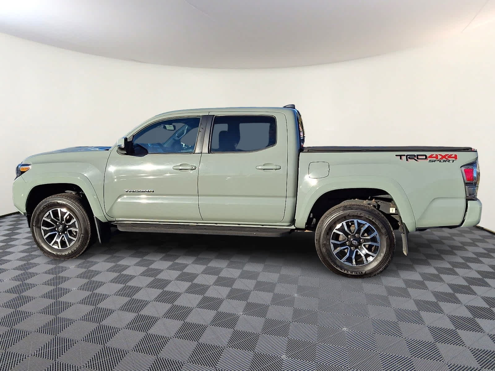 Used 2022 Toyota Tacoma TRD Sport AWD/4WD image 9