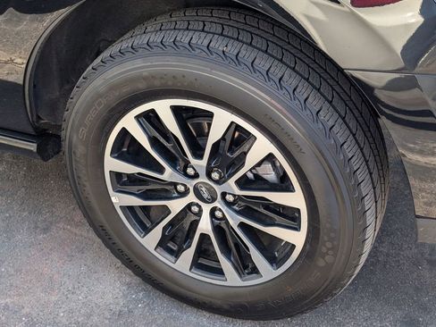 Used 2025 Ford Expedition Platinum image 11