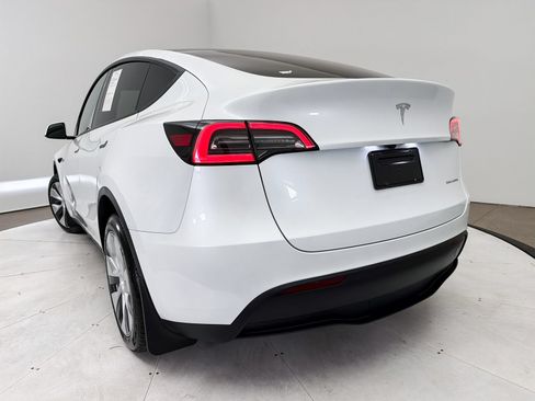 Used 2024 Tesla Model Y Long Range AWD/4WD image 9