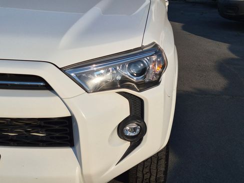 Used 2022 Toyota 4Runner SR5 AWD/4WD image 12