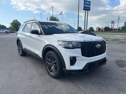 Used 2025 Ford Explorer ST-Line w/ Premium Package image 2