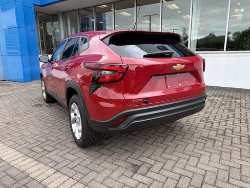 Used 2026 Chevrolet Trax LS w/ LS Convenience Package FWD image 3