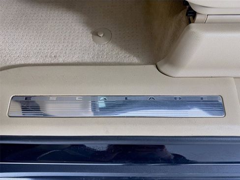 Used 2023 Cadillac Escalade ESV Premium Luxury image 10