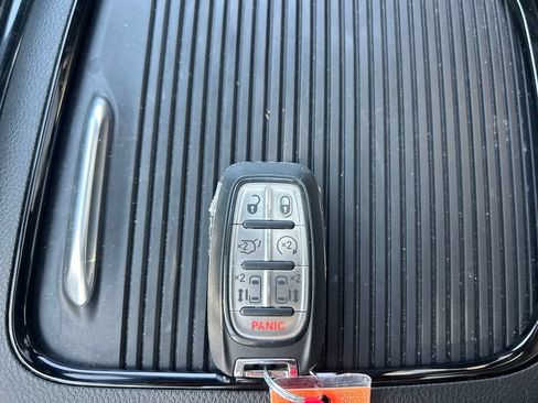 Used 2026 Chrysler Pacifica Limited FWD image 21