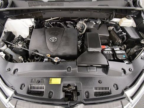 Used 2018 Toyota Highlander XLE AWD/4WD image 12