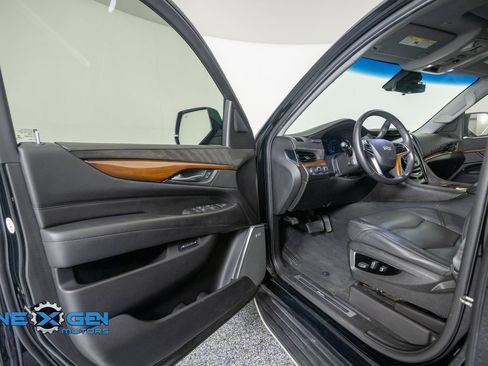 Used 2017 Cadillac Escalade Luxury AWD/4WD image 9