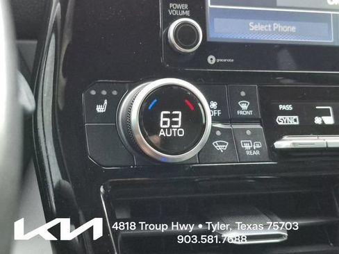 Used 2022 Toyota Highlander XLE FWD image 40