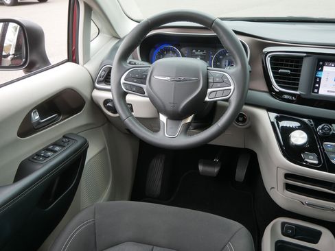 Certified 2023 Chrysler Voyager LX FWD image 9