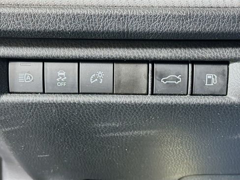 Used 2025 Toyota Camry SE w/ Convenience Package image 17