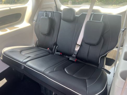 Used 2024 Chrysler Pacifica Limited image 14