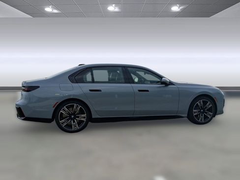 New 2026 BMW 750e xDrive image 8
