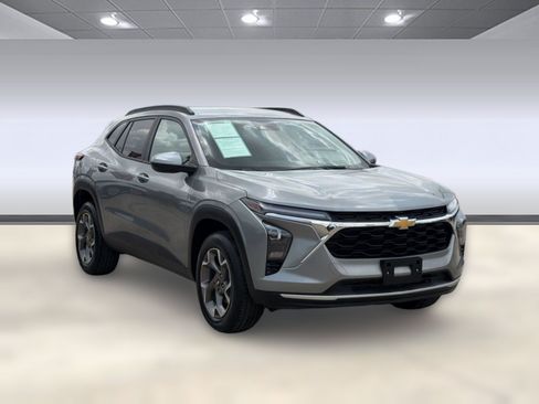 Used 2025 Chevrolet Trax LT FWD image 7