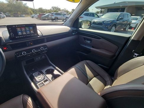 Used 2025 Honda Pilot Elite image 3