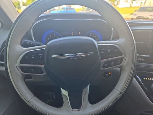 Used 2018 Chrysler Pacifica Limited w/ Tire & Wheel Group FWD image 19