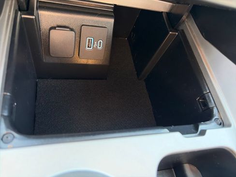 Used 2024 Ford Explorer XLT w/ Equipment Group 202A AWD/4WD image 24
