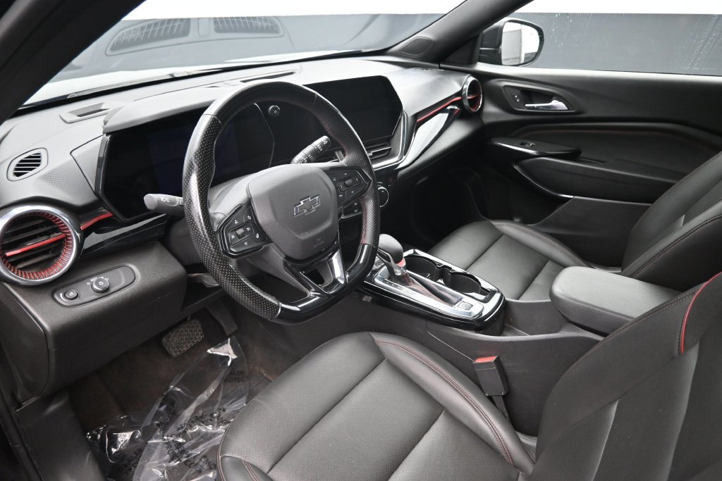 Used 2025 Chevrolet Trax RS w/ Sunroof Package FWD image 19