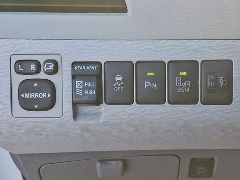 Used 2014 Toyota Sienna Limited image 27