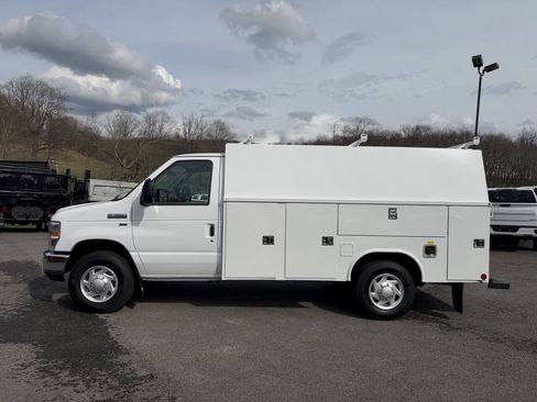 Used 2018 Ford E-350 and Econoline 350 Super Duty w/ Power Windows & Locks Group image 2