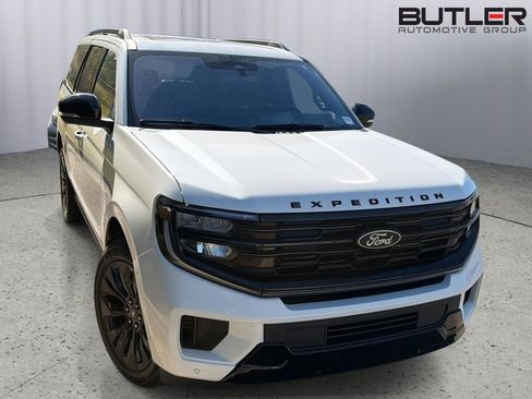 Used 2025 Ford Expedition Platinum w/ Stealth Appearance Package image 5
