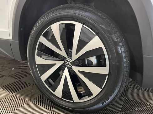 Used 2022 Volkswagen Taos SE FWD image 3