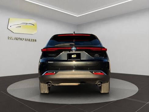 Used 2022 Toyota Venza XLE image 6