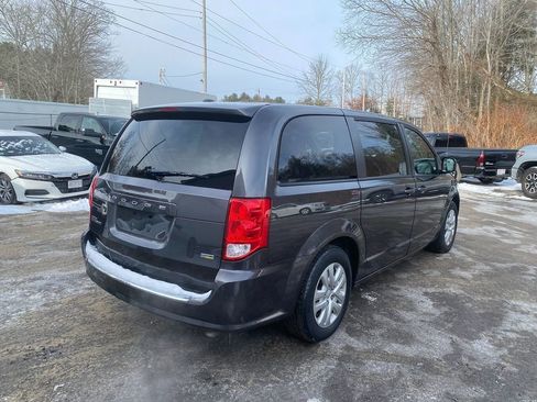 Used 2018 Dodge Grand Caravan SE w/ UConnect Hands-Free Group image 5