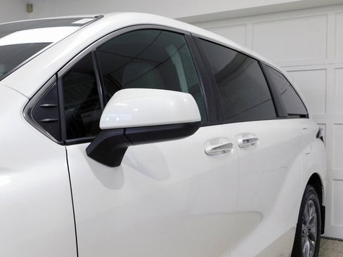 Used 2021 Toyota Sienna XLE image 17