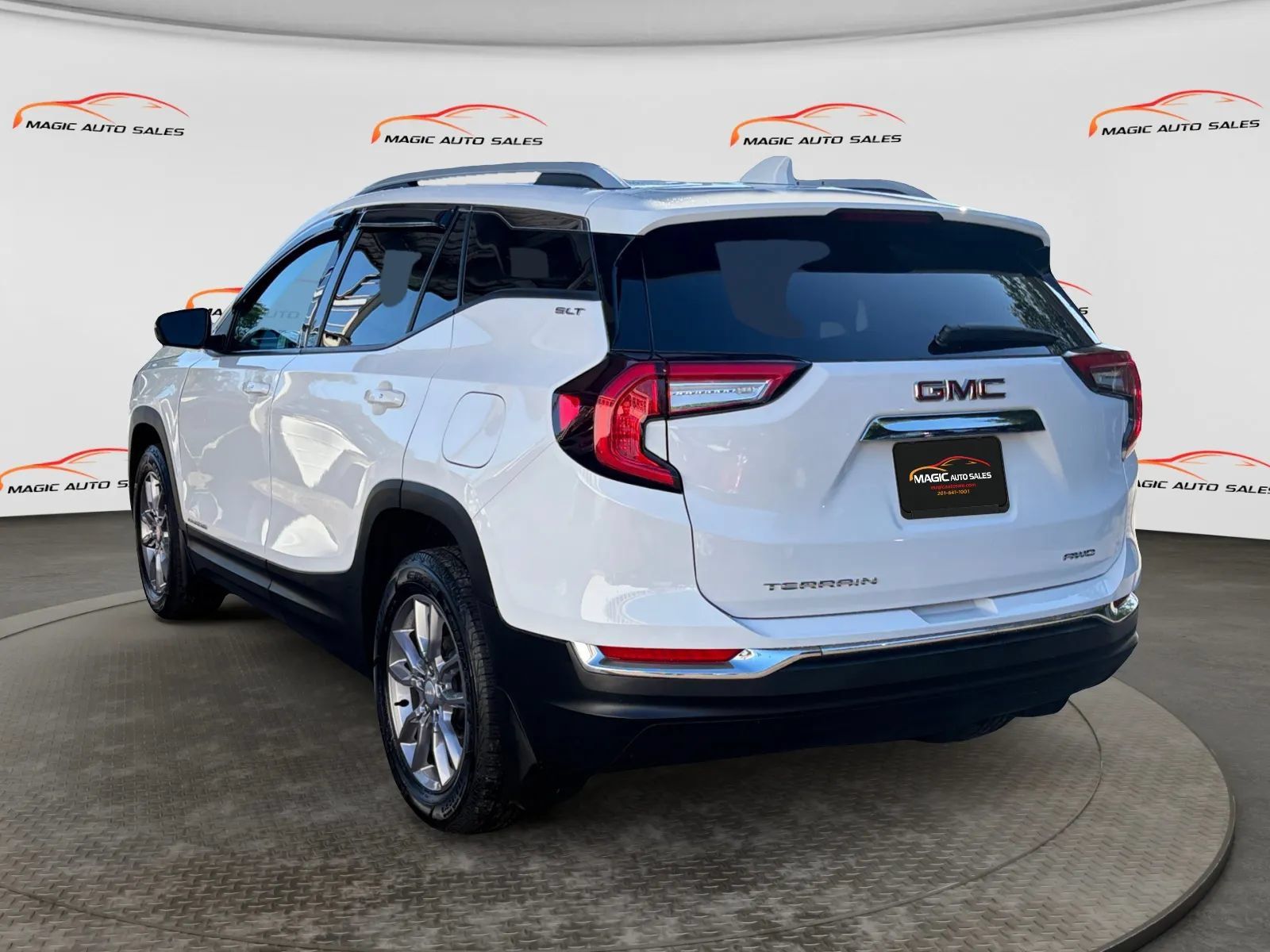 Used 2022 GMC Terrain SLT w/ LPO, Floor Liner Package AWD/4WD image 8