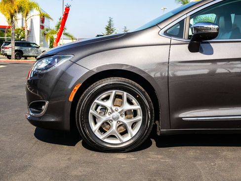 Used 2020 Chrysler Pacifica Limited FWD image 5