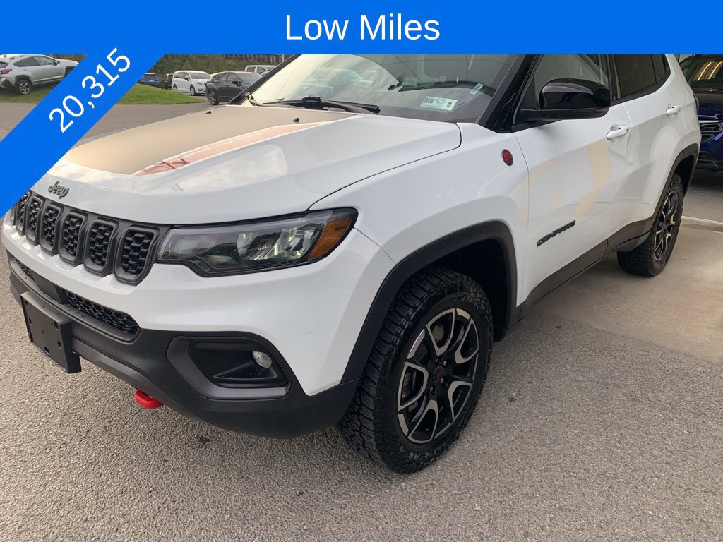 Used 2025 Jeep Compass Trailhawk AWD/4WD image 2