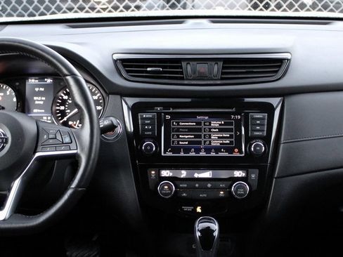 Certified 2019 Nissan Rogue SV w/ Premium Package image 28