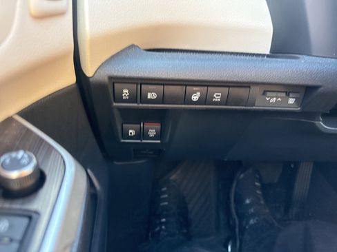 Used 2024 Toyota Sienna Platinum image 9