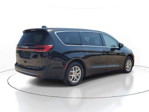Used 2024 Chrysler Pacifica Touring-L FWD image 4