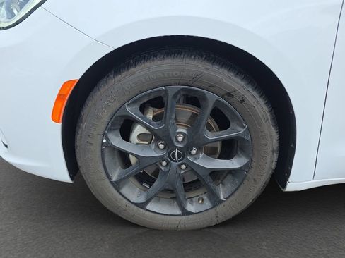 Used 2025 Chrysler Pacifica Limited FWD image 4