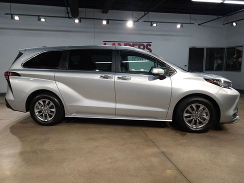 Used 2022 Toyota Sienna XLE image 8