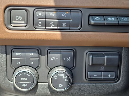 Used 2023 Chevrolet Tahoe High Country AWD/4WD image 26