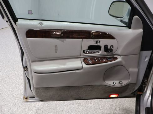 Used 2000 Lincoln Town Car Cartier image 12