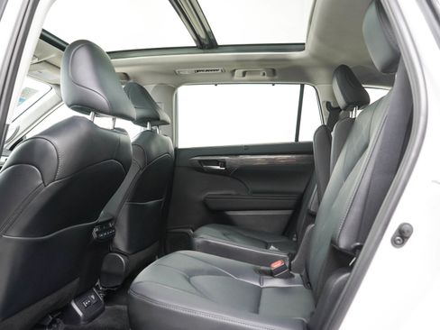 Used 2024 Toyota Highlander Platinum AWD/4WD image 16