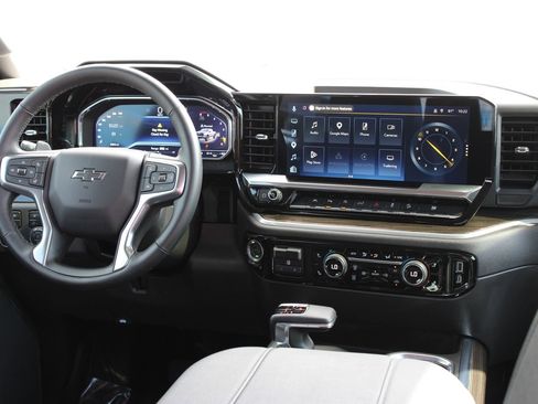 Used 2025 Chevrolet Silverado 1500 LT Trail Boss w/ Convenience Package II AWD/4WD image 25