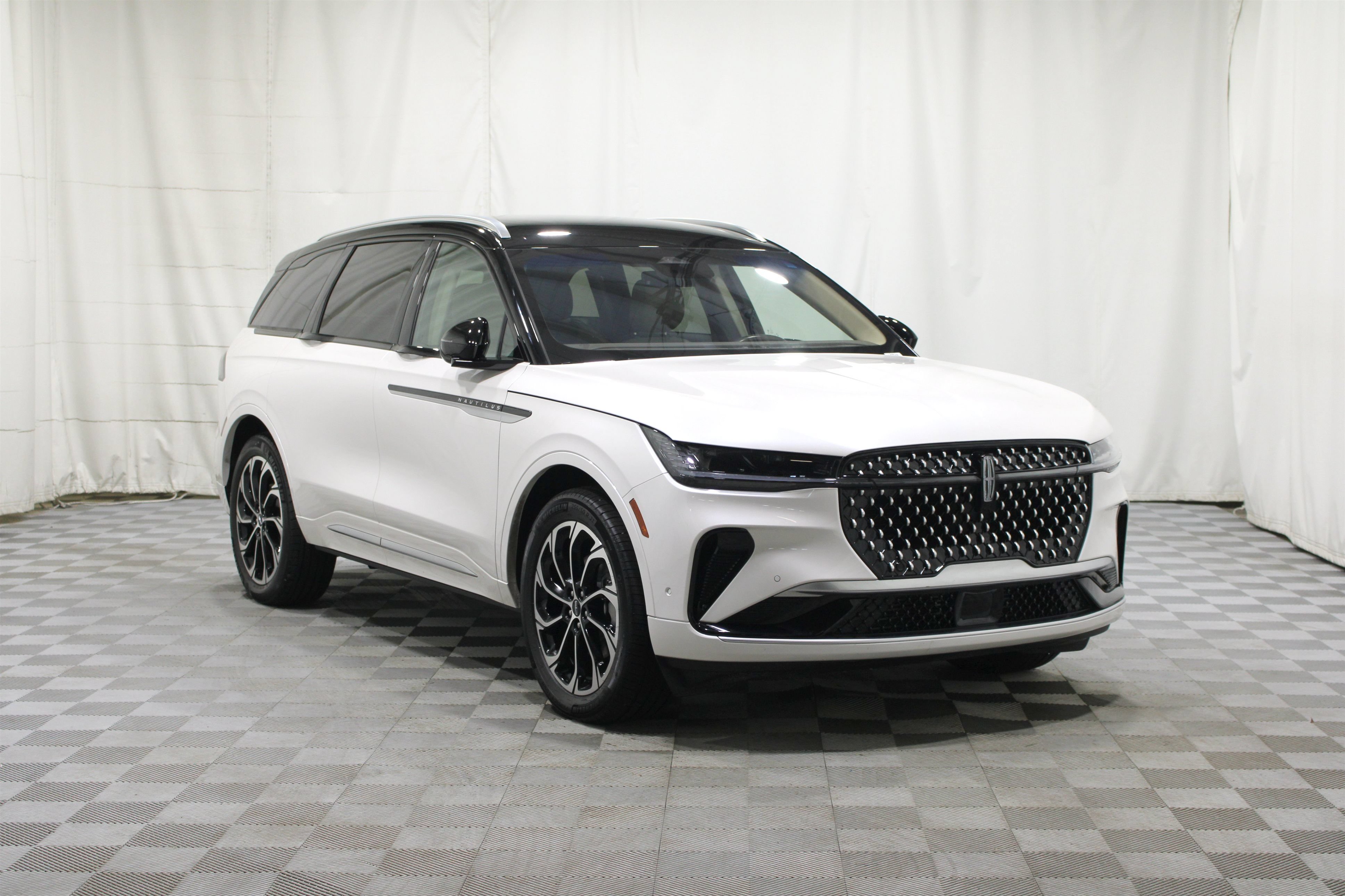 Used 2024 Lincoln Nautilus Reserve AWD/4WD image 1
