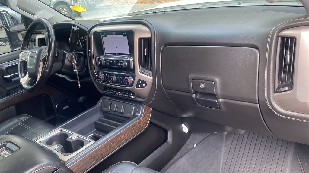Used 2019 GMC Sierra 2500 Denali w/ Duramax Plus Package AWD/4WD image 11