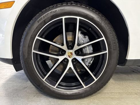 Certified 2024 Porsche Macan AWD/4WD image 13