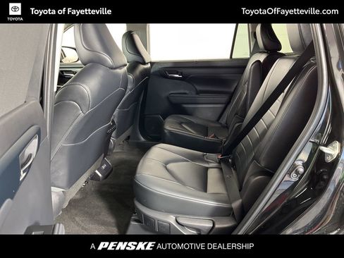 Used 2023 Toyota Highlander XLE image 27