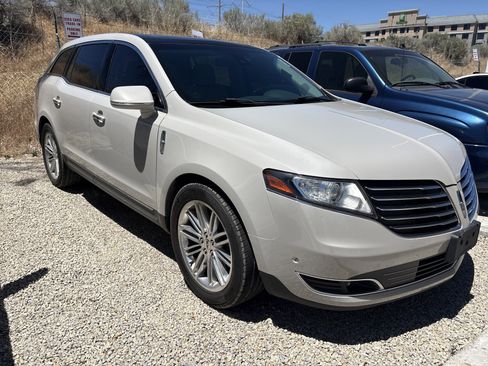 Used 2019 Lincoln MKT AWD image 2
