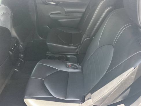 Used 2023 Toyota Highlander XLE FWD image 13