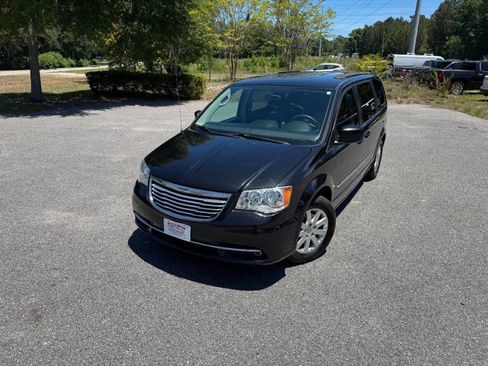 Used 2014 Chrysler Town & Country Touring FWD image 29