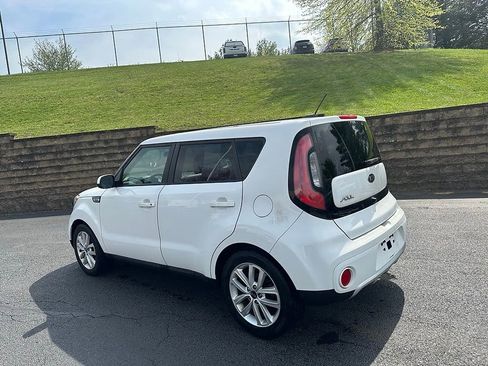 Used 2018 Kia Soul + image 7